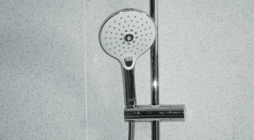 Hoeveel liter water verbruik ik met douchen per minuut?